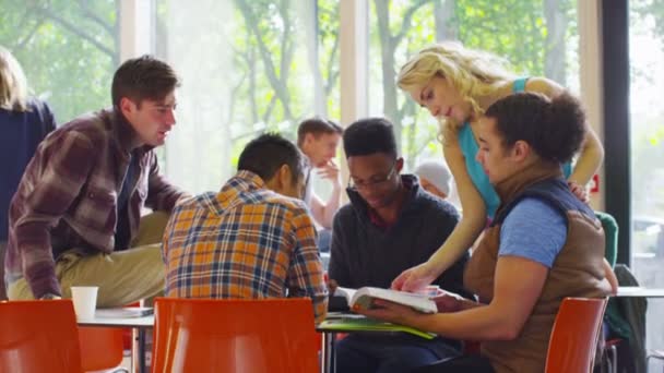 Student im Cafébereich der Hochschule — Stockvideo