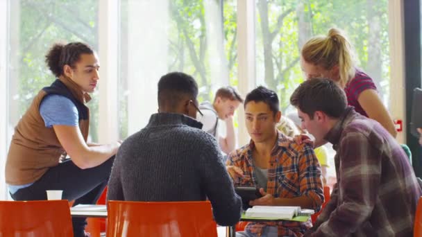 Grupo de estudantes na área do café universitário — Vídeo de Stock