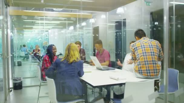 Student groep werken samen in Universiteit — Stockvideo