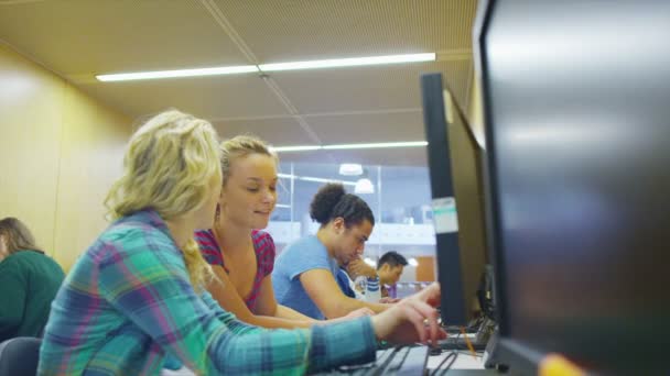 Siswa bekerja sama di kelas komputer — Stok Video