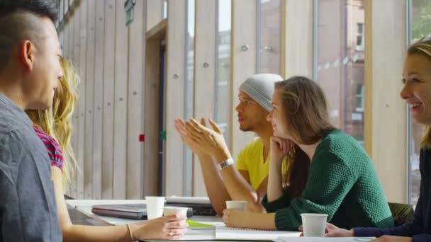 Estudiante en el área de cafetería de la universidad — Vídeos de Stock