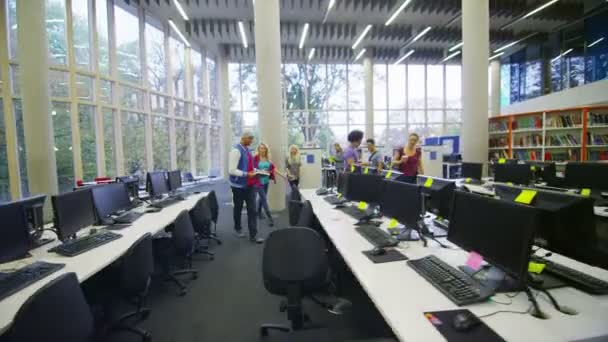 Groupe d'étudiants dans la chambre pleine d'ordinateurs .