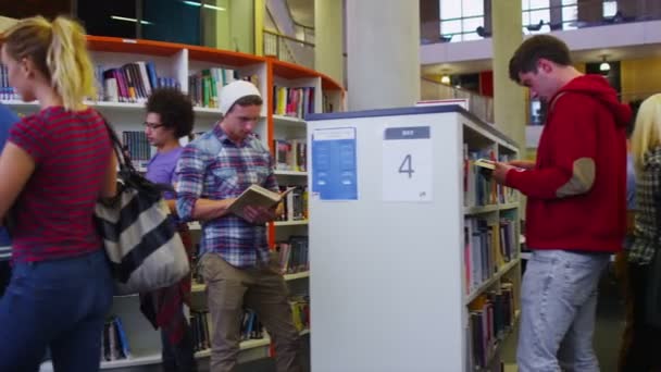 Grupo de estudiantes en la biblioteca universitaria — Vídeo de stock