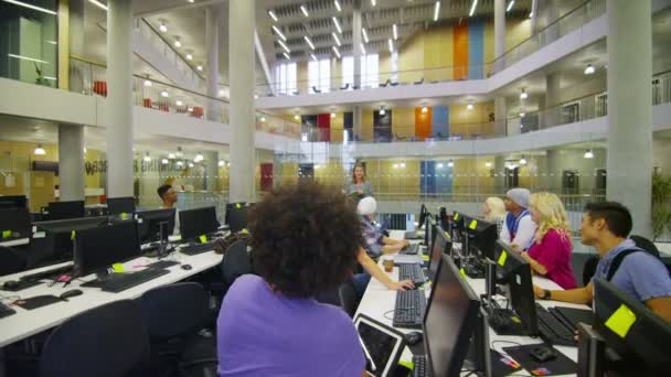Groupe d'étudiants dans la chambre pleine d'ordinateurs 