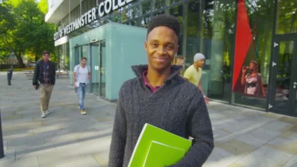 Estudante em pé fora do edifício universitário — Vídeo de Stock