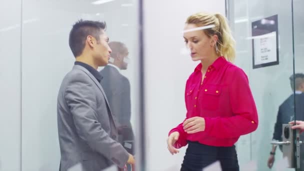 ビジネスマンやビジネスウーマン求職者へのインタビュー — ストック動画