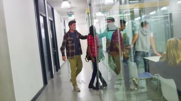 Groupe d'étudiants travaillant ensemble à l'université 