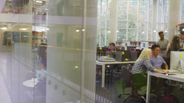 Studienfreunde, die an der Universität arbeiten — Stockvideo