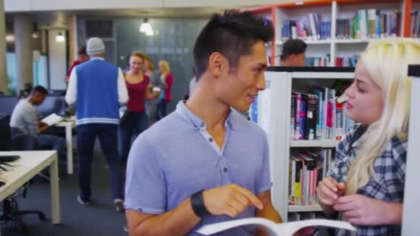 Groupe d'étudiants dans la bibliothèque du collège 