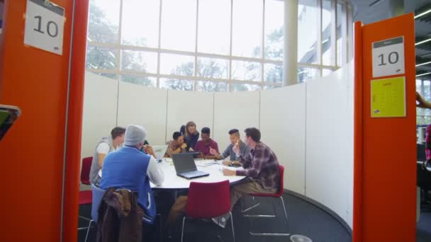 Groupe d'étudiants dans la bibliothèque du collège .