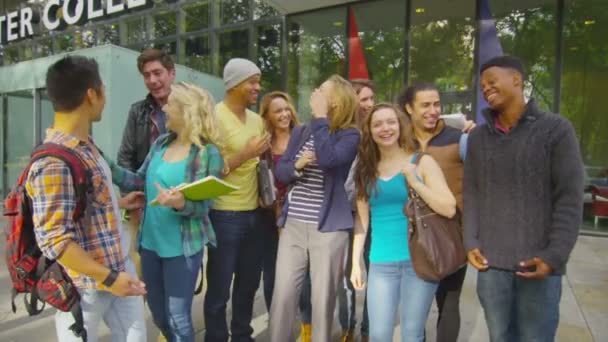 Student group outside college building — Stock Video