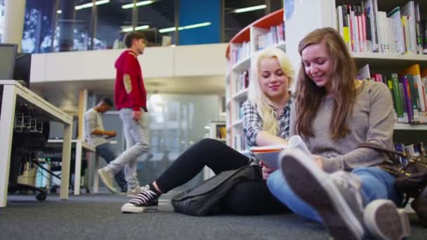 Groupe d'étudiants dans la bibliothèque du collège . — Video