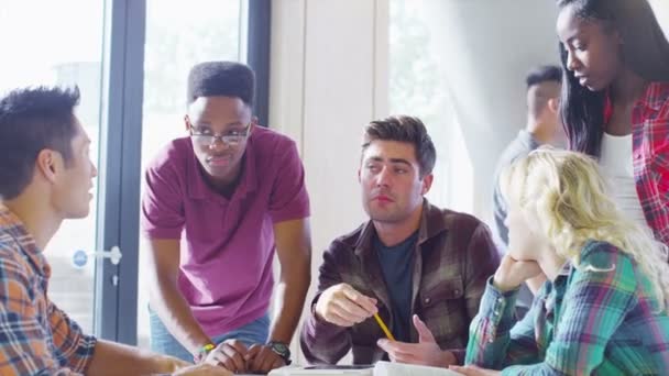 Студентська група в зоні кафе — стокове відео