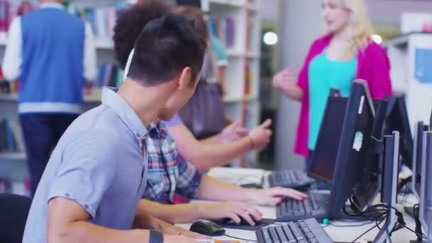 Gruppo di studenti nella biblioteca del college . — Video Stock