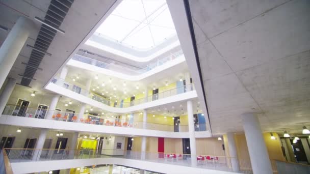 Universiteit gebouw met centrale atrium — Stockvideo