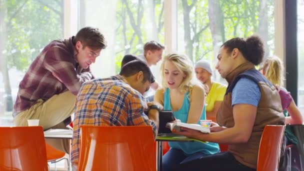 Student groep in café gebied van college — Stockvideo