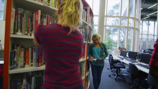 Grupo de estudantes na biblioteca da faculdade . — Vídeo de Stock