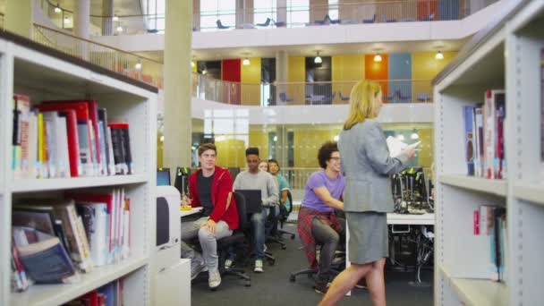 Grupo de estudiantes en sala llena de ordenadores . — Vídeos de Stock