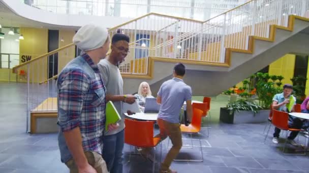 Estudantes caminhando pela universidade — Vídeo de Stock