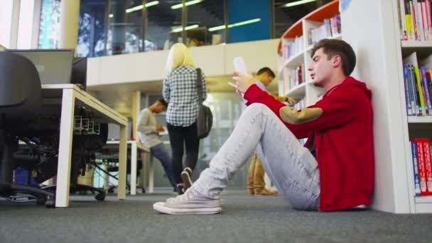 Студенческая группа в библиотеке колледжа — стоковое видео
