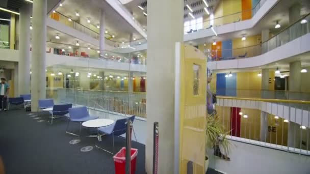 Groupe d'étudiants dans la chambre pleine d'ordinateurs .