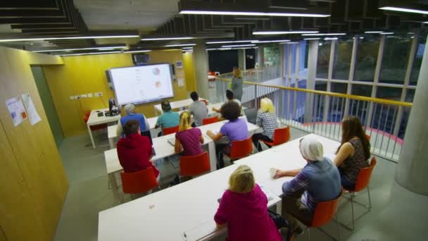 Profesor explicando asignatura a estudiantes . — Vídeos de Stock