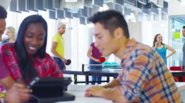 kafe alanında öğrenci grubu