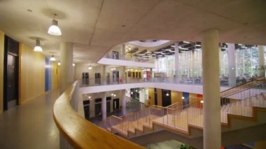 büyük üniversite Merkezi atrium ile bina