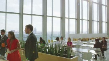 iş adamları molası kahve satın almak için sıraya