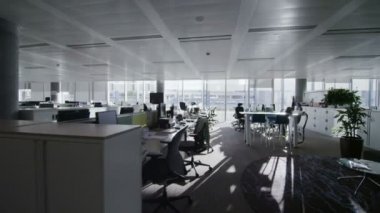 Boş ofis iş istasyonları