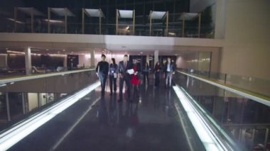 Geceleri meşgul ofis yürürken çekici farklı iş grubu