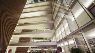 iş adamları modern kurumsal ofis binasının lobisinde farklı grup