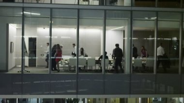 gece yarısı Yönetim Kurulu toplantısında çağdaş Office farklı iş takım