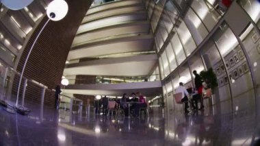 farklı iş grubu lobideki modern kurumsal yapı