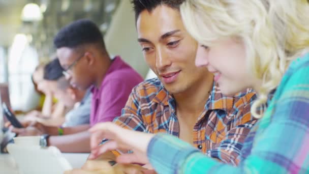 Groupe d'étudiants dans la zone de café — Video