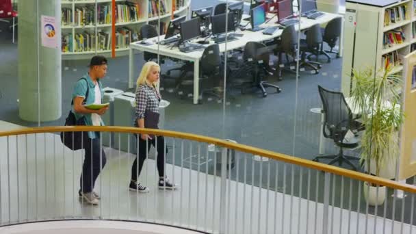 Student groep lopen door Universiteit — Stockvideo