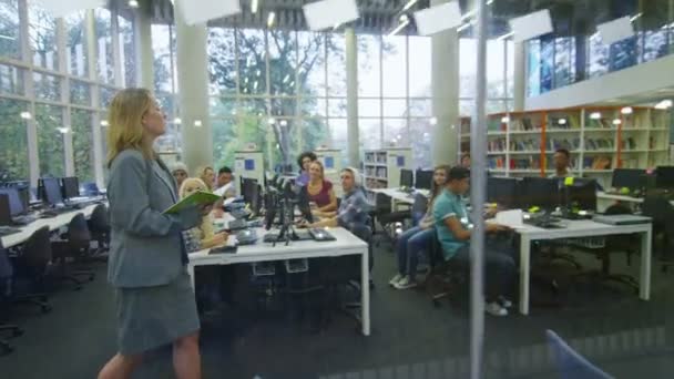 Groupe d'étudiants dans la chambre pleine d'ordinateurs 