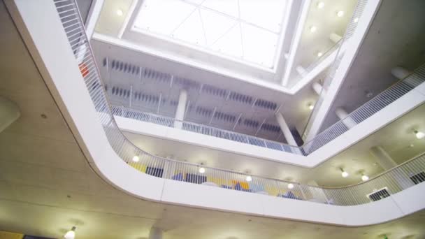 Guardando fino al soffitto dell'università — Video Stock