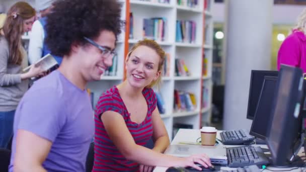 Grupo de estudantes na biblioteca da faculdade — Vídeo de Stock