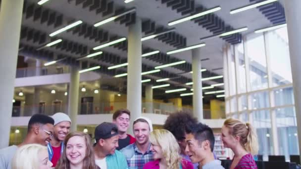 Amigos estudantes na biblioteca da faculdade — Vídeo de Stock