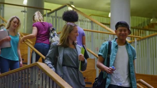 Студенты по лестнице в университете — стоковое видео