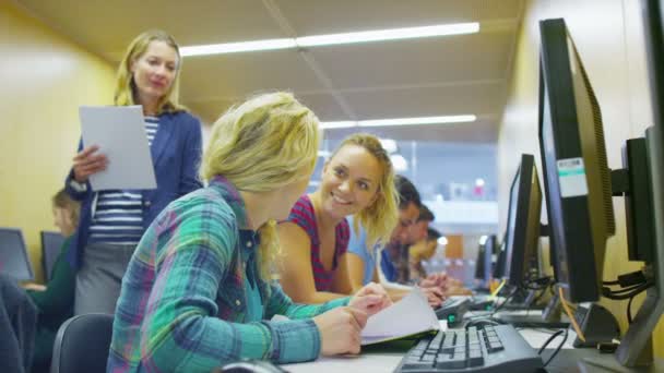 Estudiantes en clase de informática — Vídeo de stock