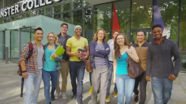 Grupo de estudiantes fuera del edificio universitario — Vídeos de Stock