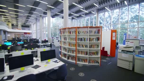 Área de biblioteca en gran universidad moderna — Vídeos de Stock