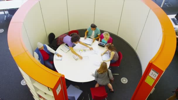 Student groep in kamer vol van computers — Stockvideo