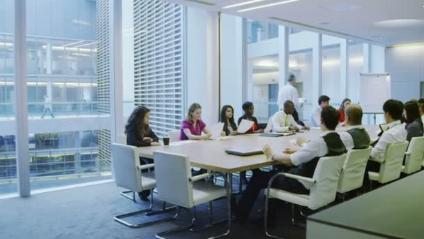 Obchodní tým v zasedáních správní rady ve velké moderní kancelářské budově — Stock video