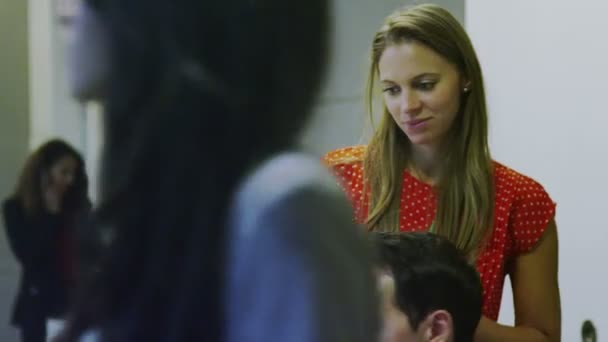 Une équipe d'affaires diversifiée travaillant ensemble dans la salle de réunion du bureau moderne 