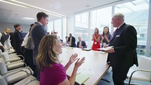 Équipe d'affaires diversifiée dans une salle de réunion dans un grand immeuble de bureaux moderne — Video