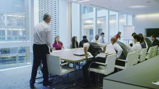 Ділова команда в залі засідань у великій сучасній офісній будівлі — стокове відео