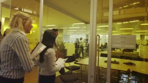 Groupe d'affaires en réunion d'équipe 